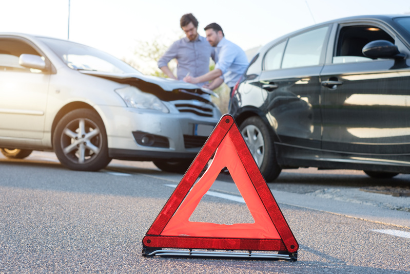 Two men reporting a car crash for the auto accident case